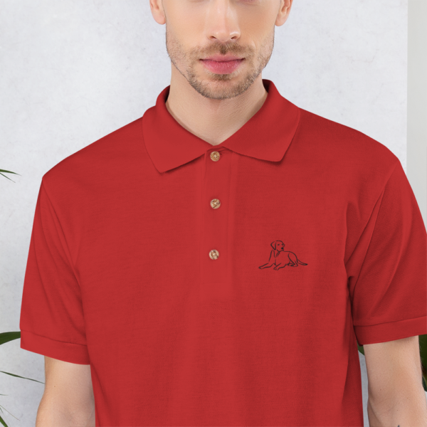 Besticktes Polo-Shirt mit Labrador Design