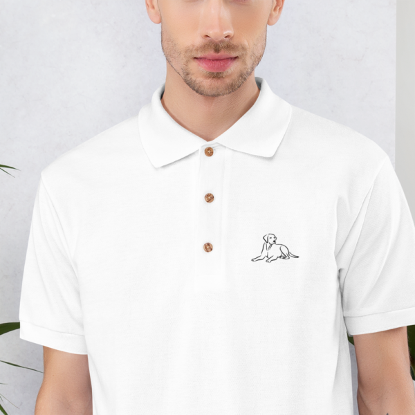 Besticktes Polo-Shirt mit Labrador Design